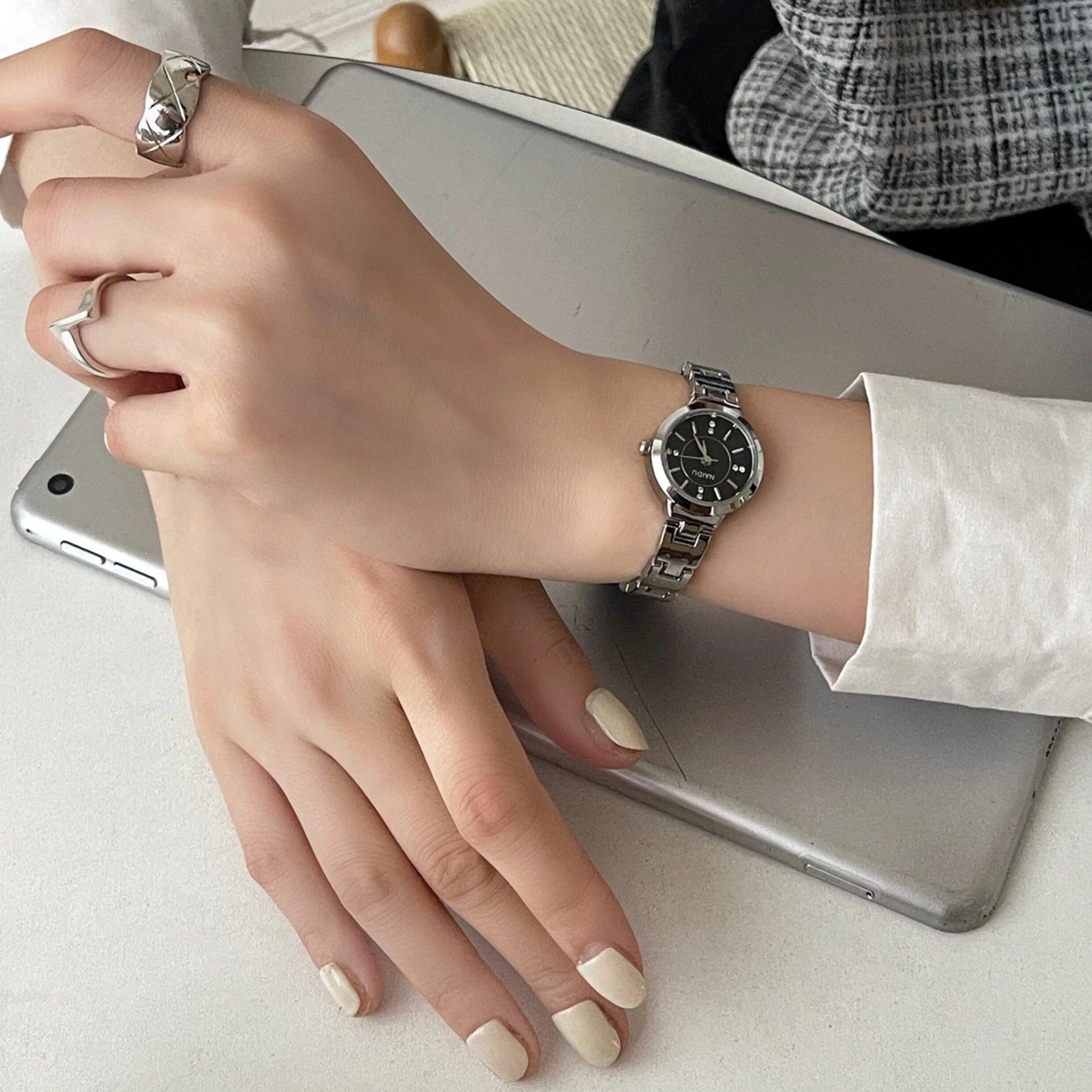 Minimalist Chain Bracelet Watch [ZD3DB8RA]