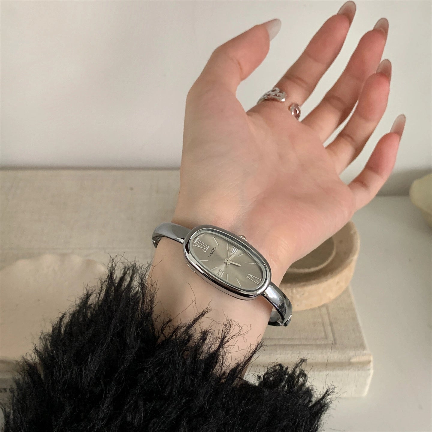 Minimalist Oval Bracelet Watch [O0WN5BH7]