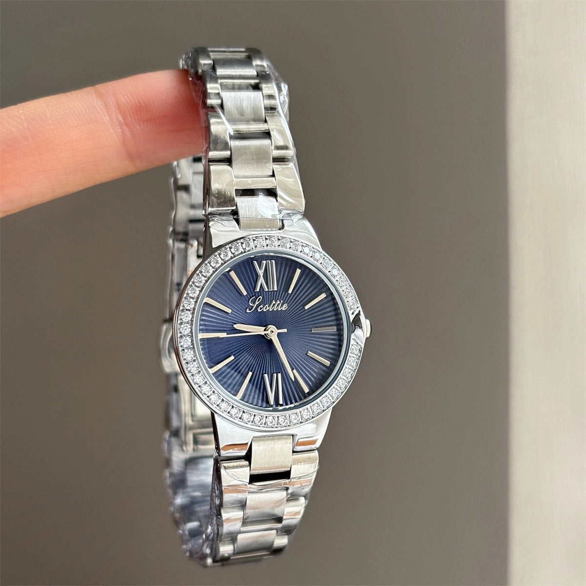 Minimalist Round Dial Bracelet Watch [KKR37ZF8]