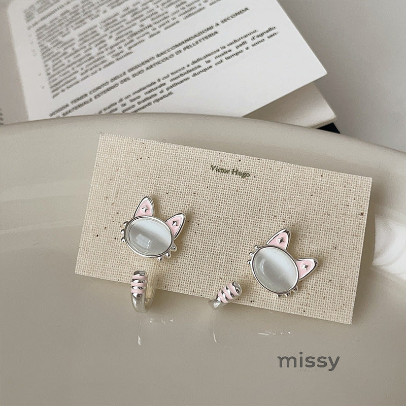 Mollie Iridescent Cat Studs [EZGUN73R]