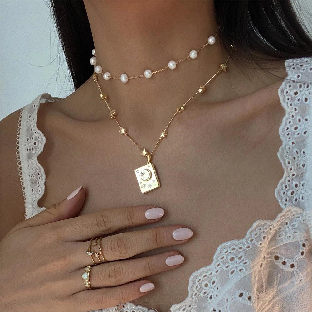 Moon Pendant Necklace [864JO6NC]