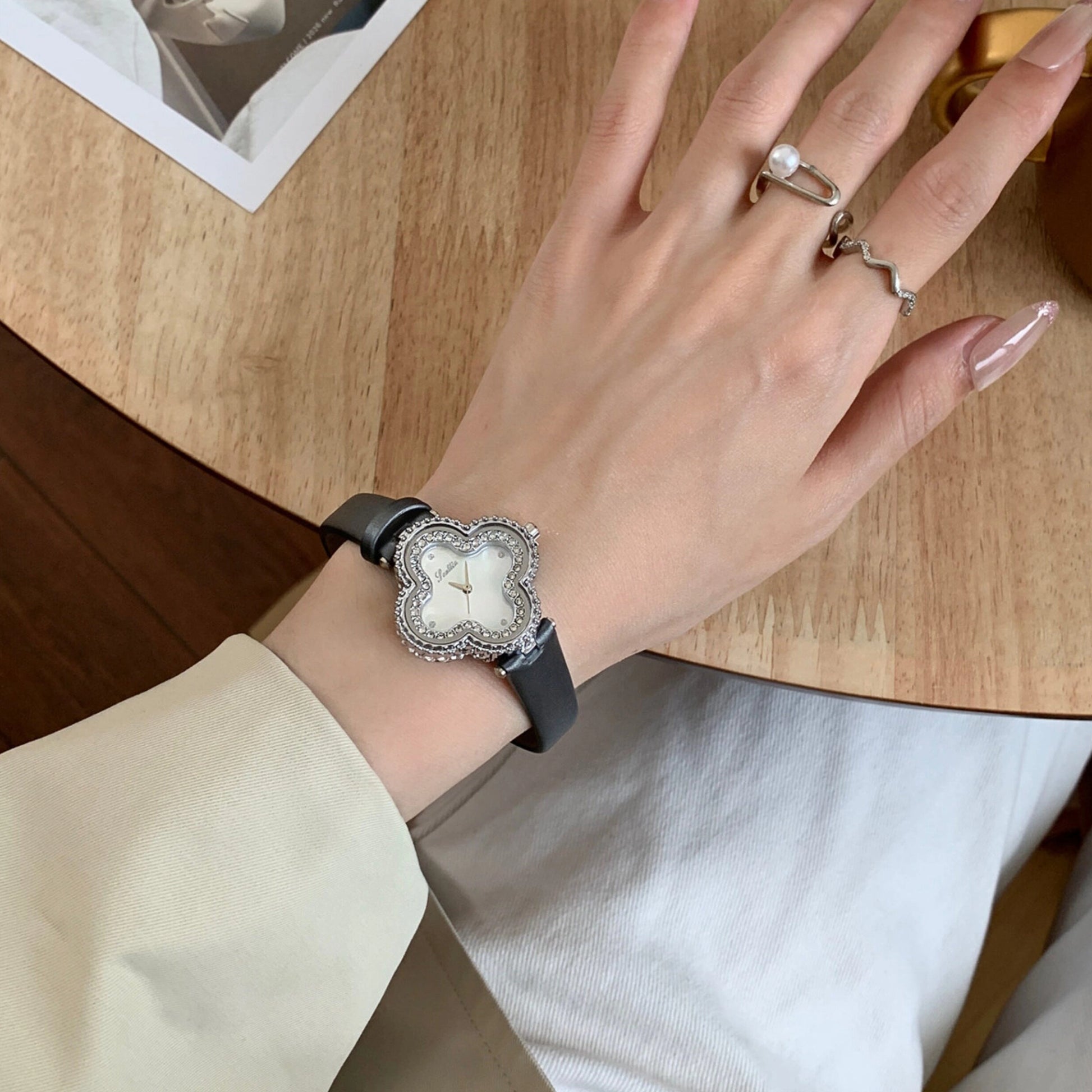 Mother-of-Pearl Clover Watch [1NF6FJSR]