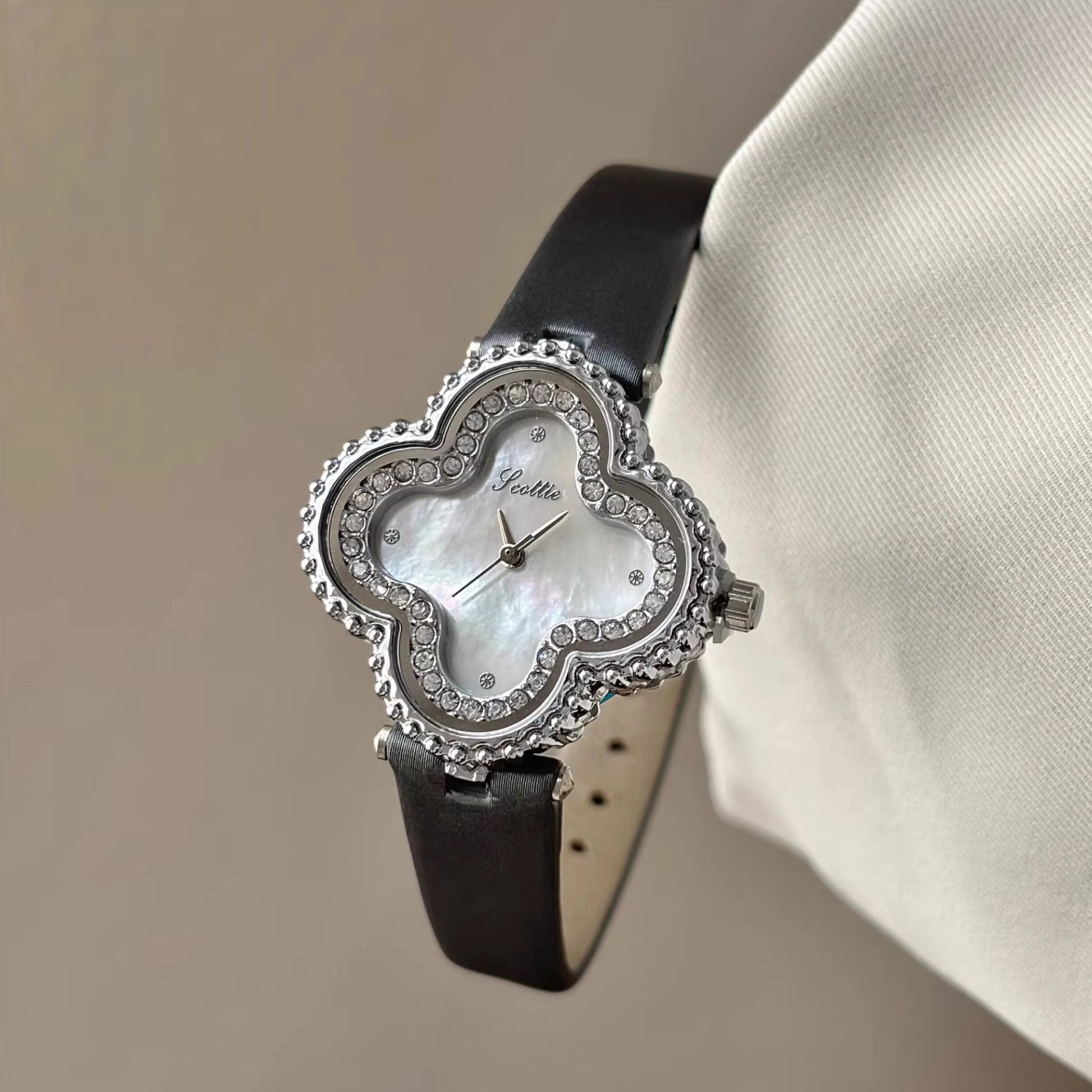 Mother-of-Pearl Clover Watch [BQBA1FIA]