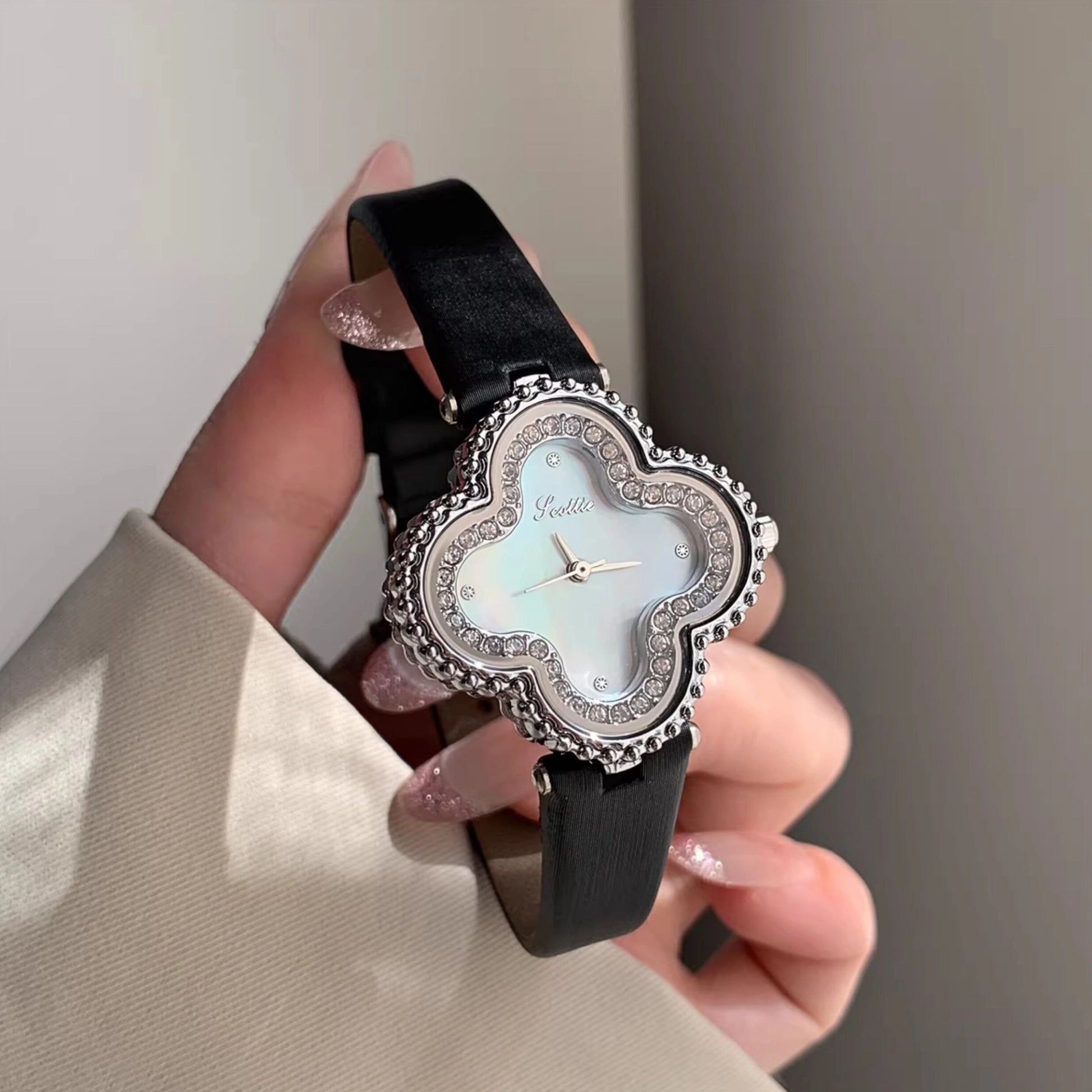 Mother-of-Pearl Clover Watch [BECMKYJ9]