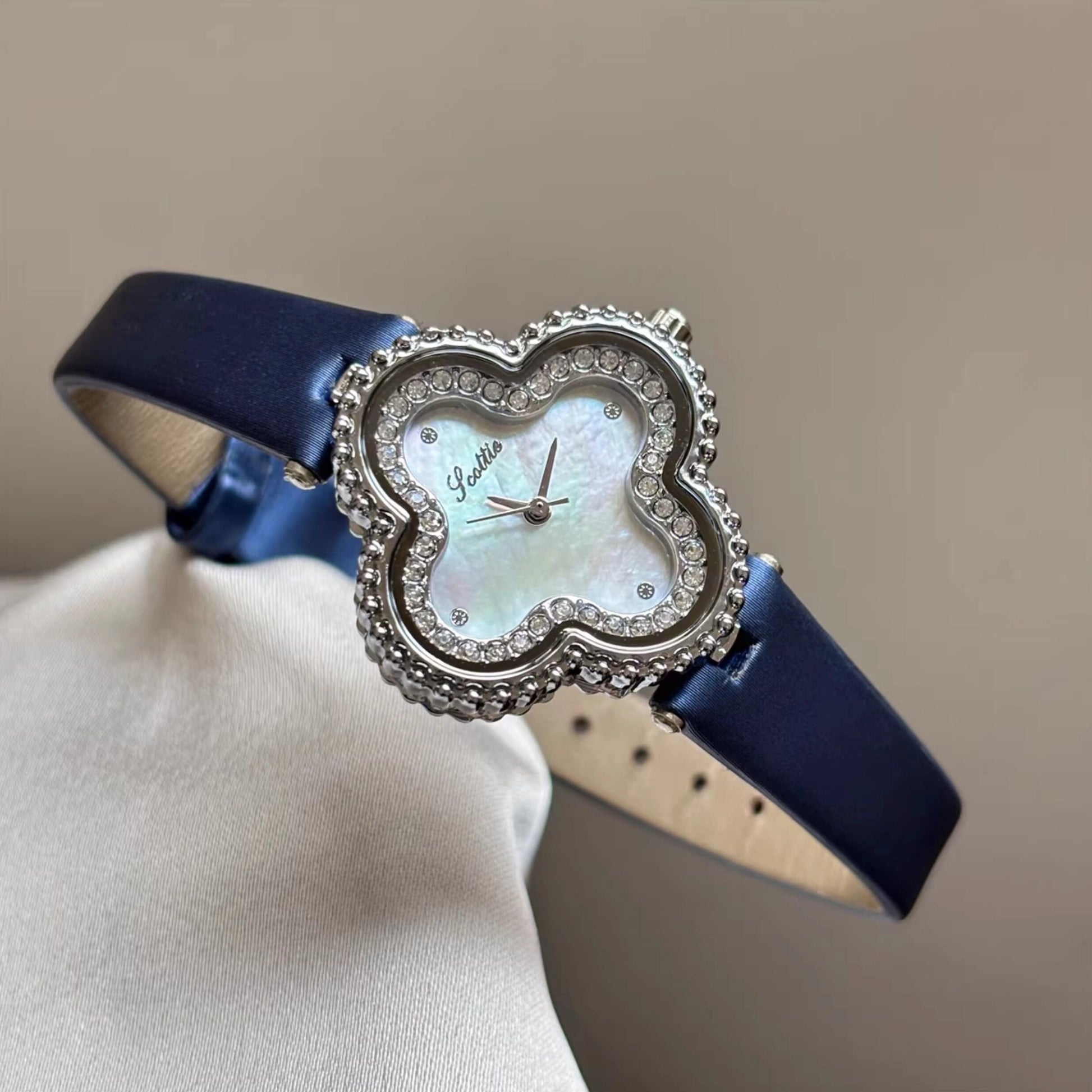 Mother-of-Pearl Clover Watch [B5Z5XK9Q]