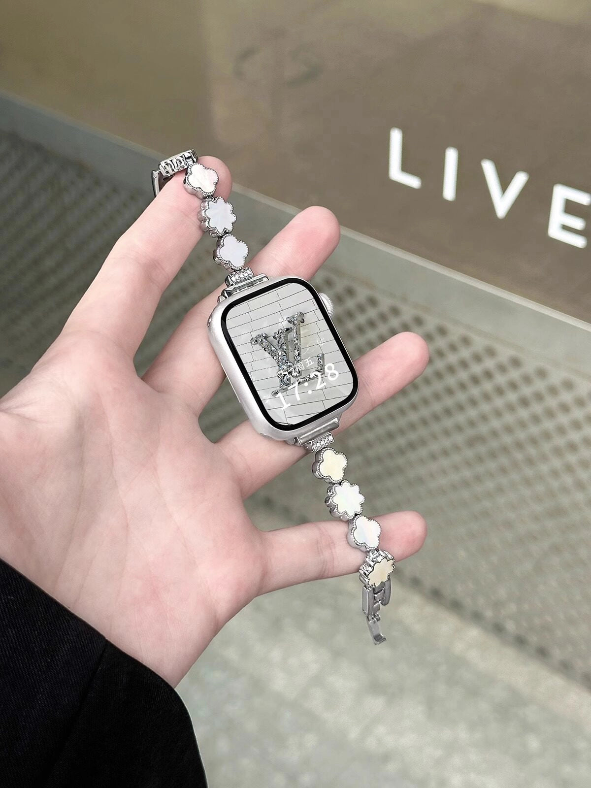 Mother-of-Pearl Clover Watch Strap [ILXOY7CE]