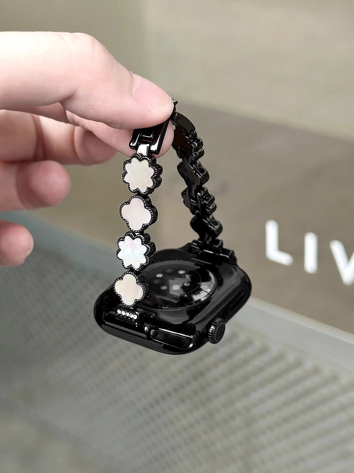 Mother-of-Pearl Clover Watch Strap [NJJADAOI]