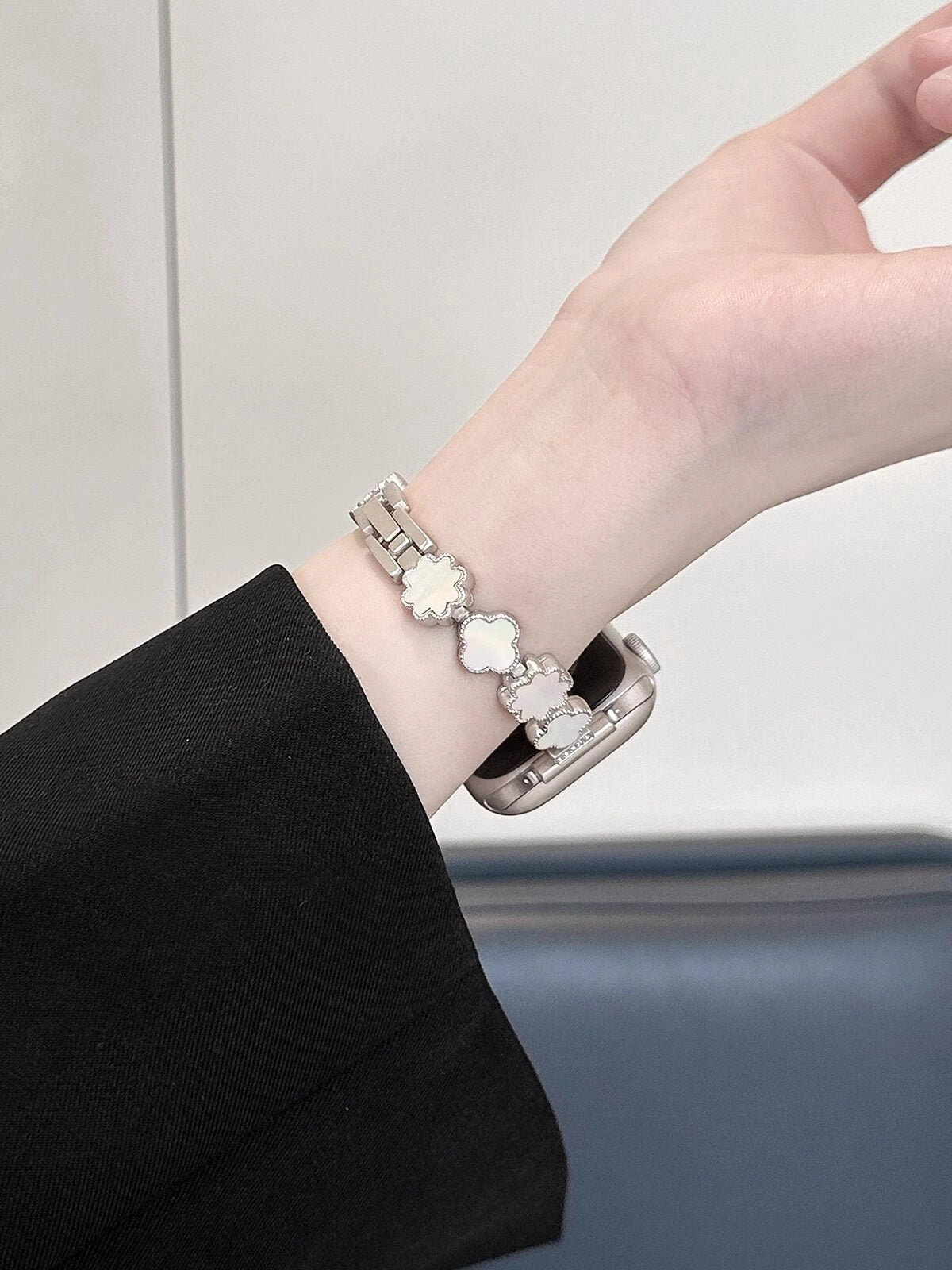Mother-of-Pearl Clover Watch Strap [VOZN412P]