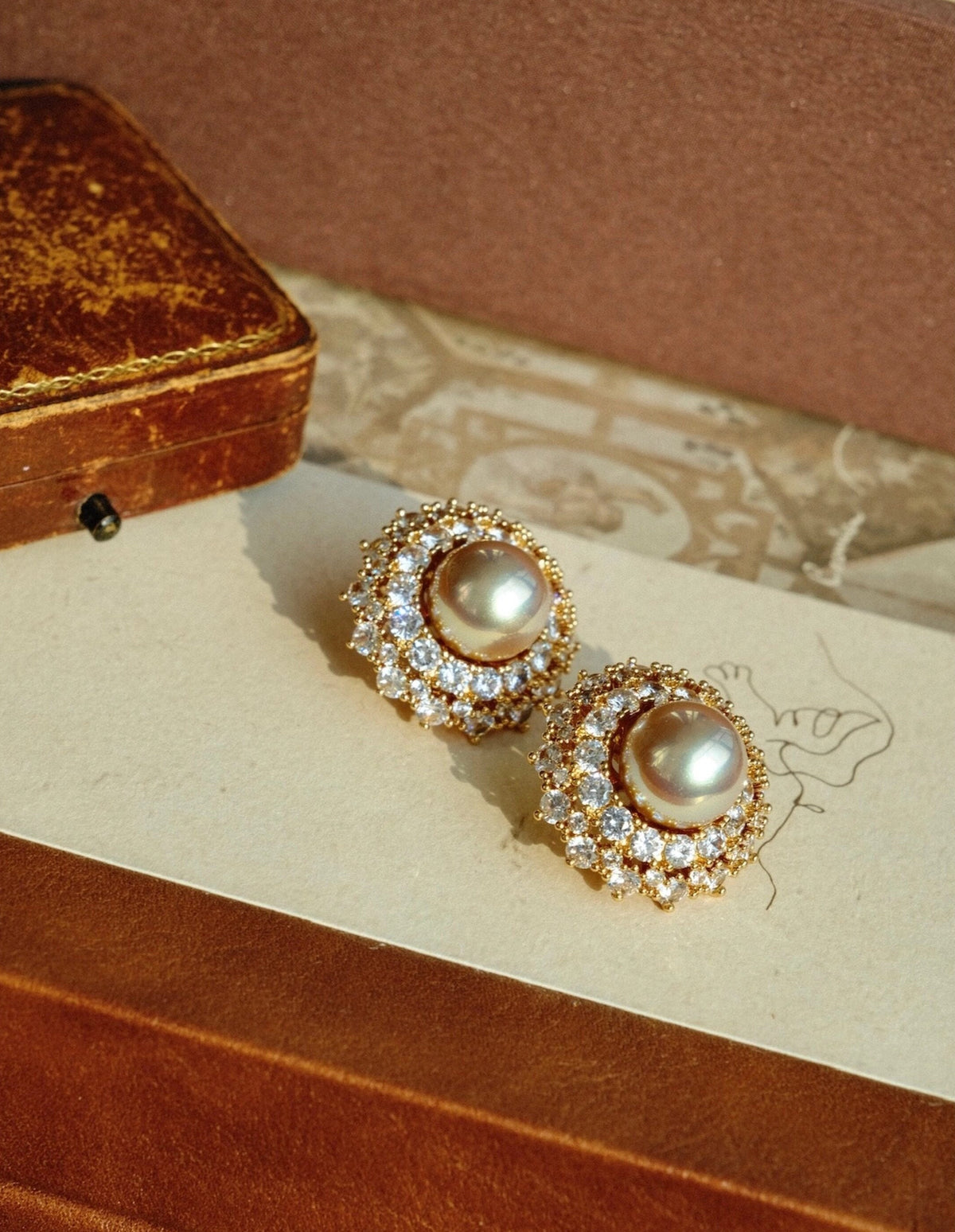 Mother-of-Pearl Palace Style Earrings [KQDT4F10]