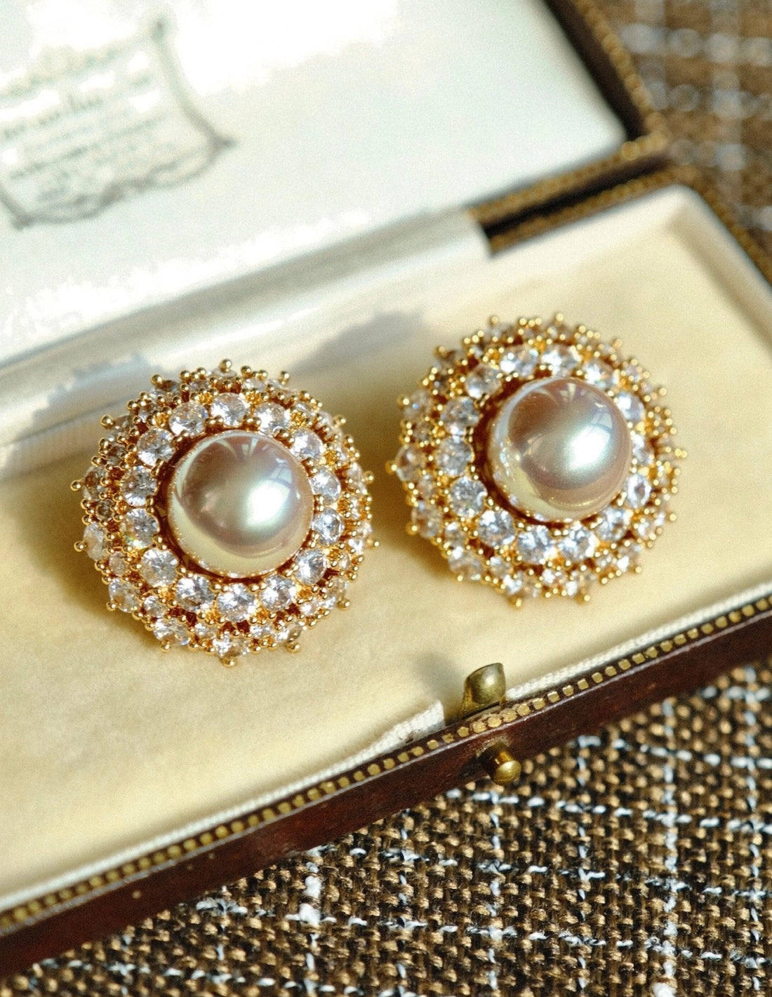 Mother-of-Pearl Palace Style Earrings [K6IW19DQ]