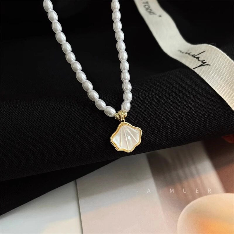 Mother-of-Pearl Pendant Choker Necklace [E2UBYB6C]