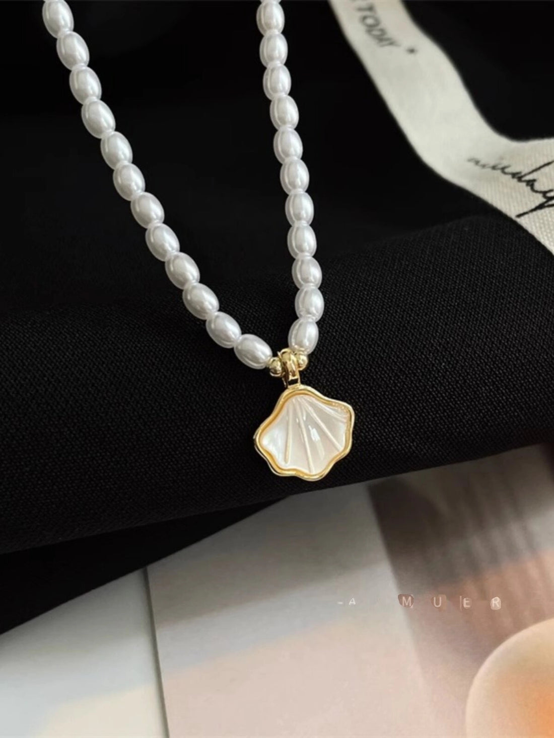 Mother-of-Pearl Pendant Choker Necklace [6Y4J7Q7P]