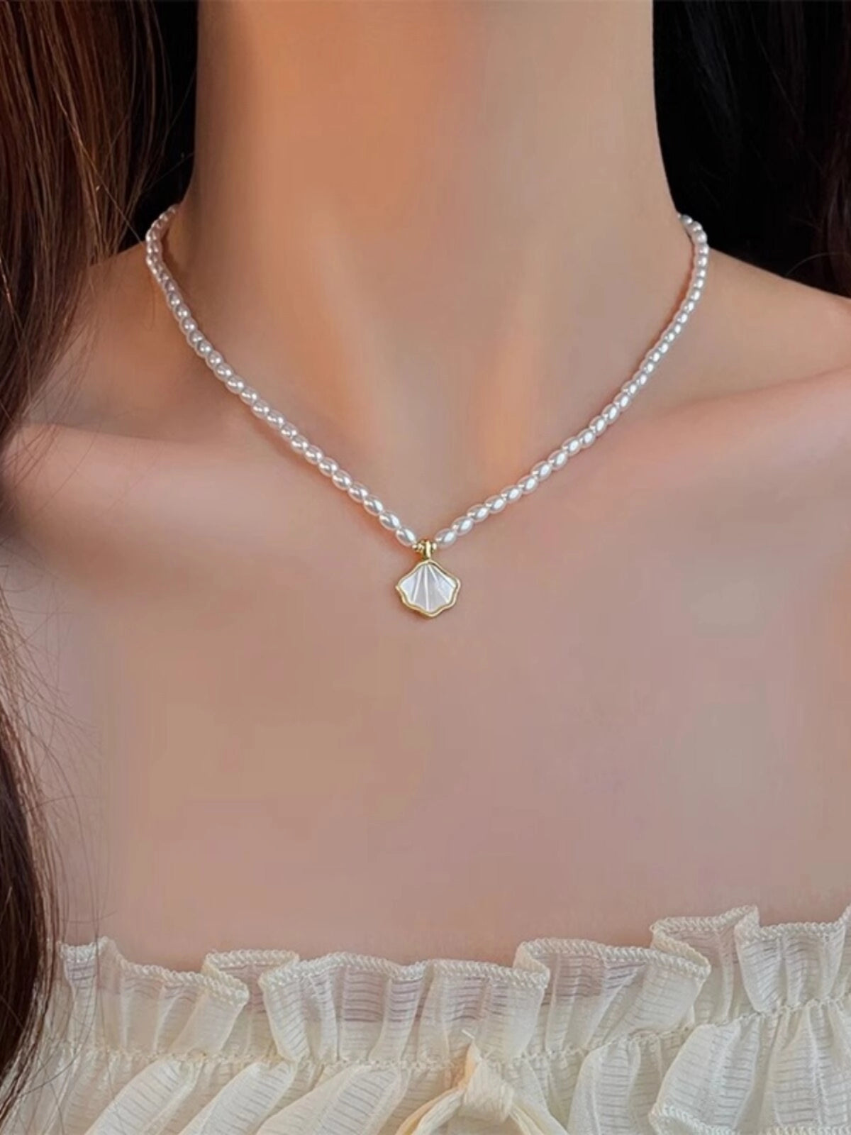 Mother-of-Pearl Pendant Choker Necklace [6Y4J7Q7P]