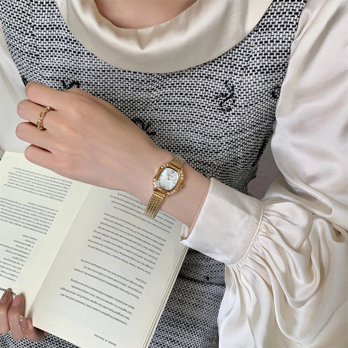 Mother-Of-Pearl Square Bracelet Watch [K028JXLI]