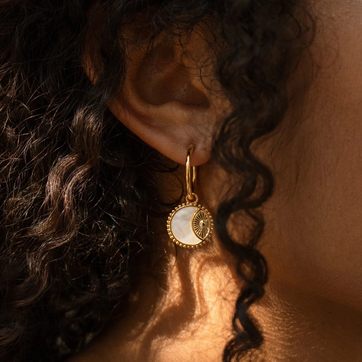 Mother-of-Pearl Sun Coin Earrings [LAO2WZBV]