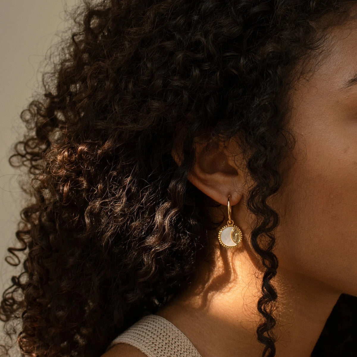 Mother-of-Pearl Sun Coin Earrings [I421GBR8]