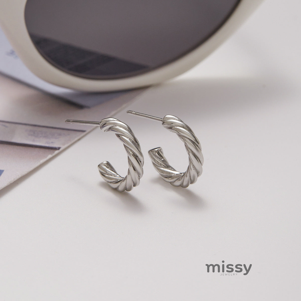 Nahla Sculptural Hoop Earrings [AMW7QA9C]