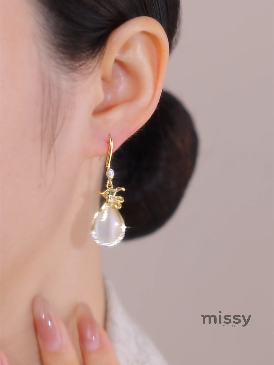 Naomy Gold Cat's Eye Drop Earrings