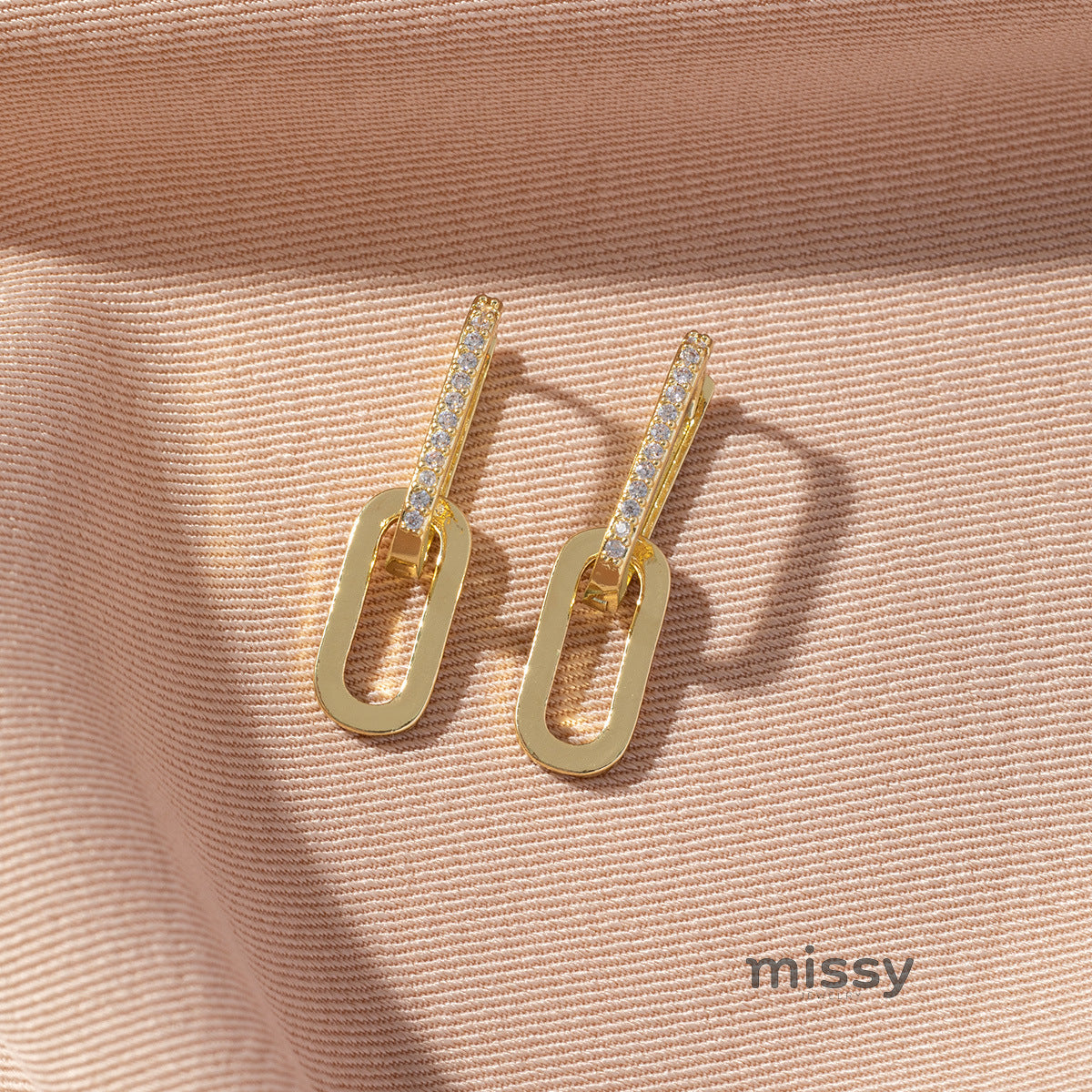 Nirvi Geometric Twist Ear Cuff [1VROSTAX]
