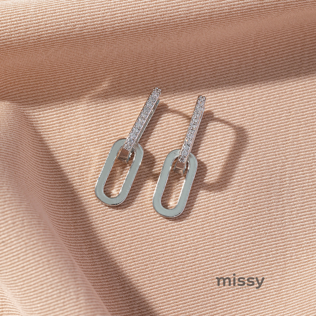 Nirvi Geometric Twist Ear Cuff [TTOLPW3O]