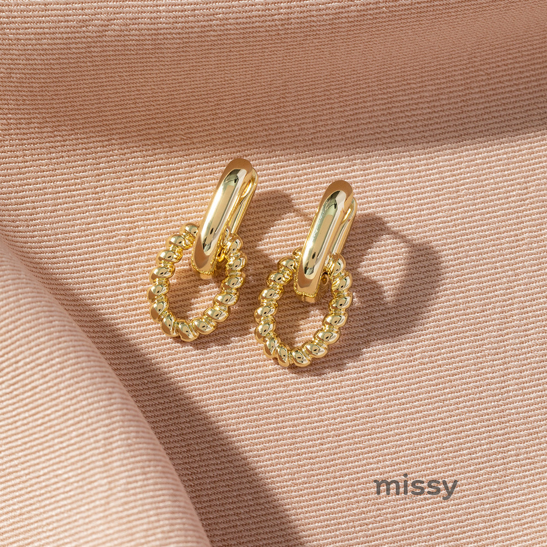 Nirvi Geometric Twist Ear Cuff [95FVOXV6]