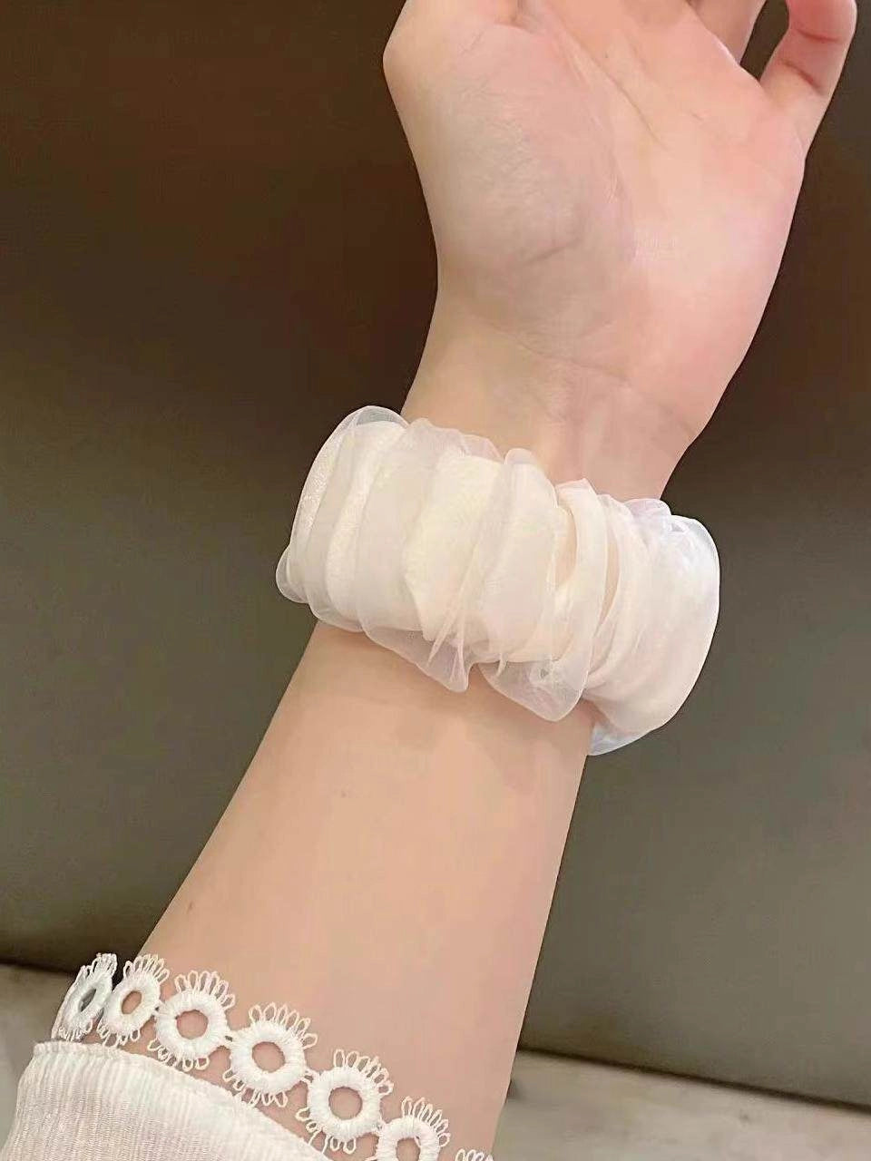 Organza Scrunchie Apple Watch Band [9PMN7C8A]