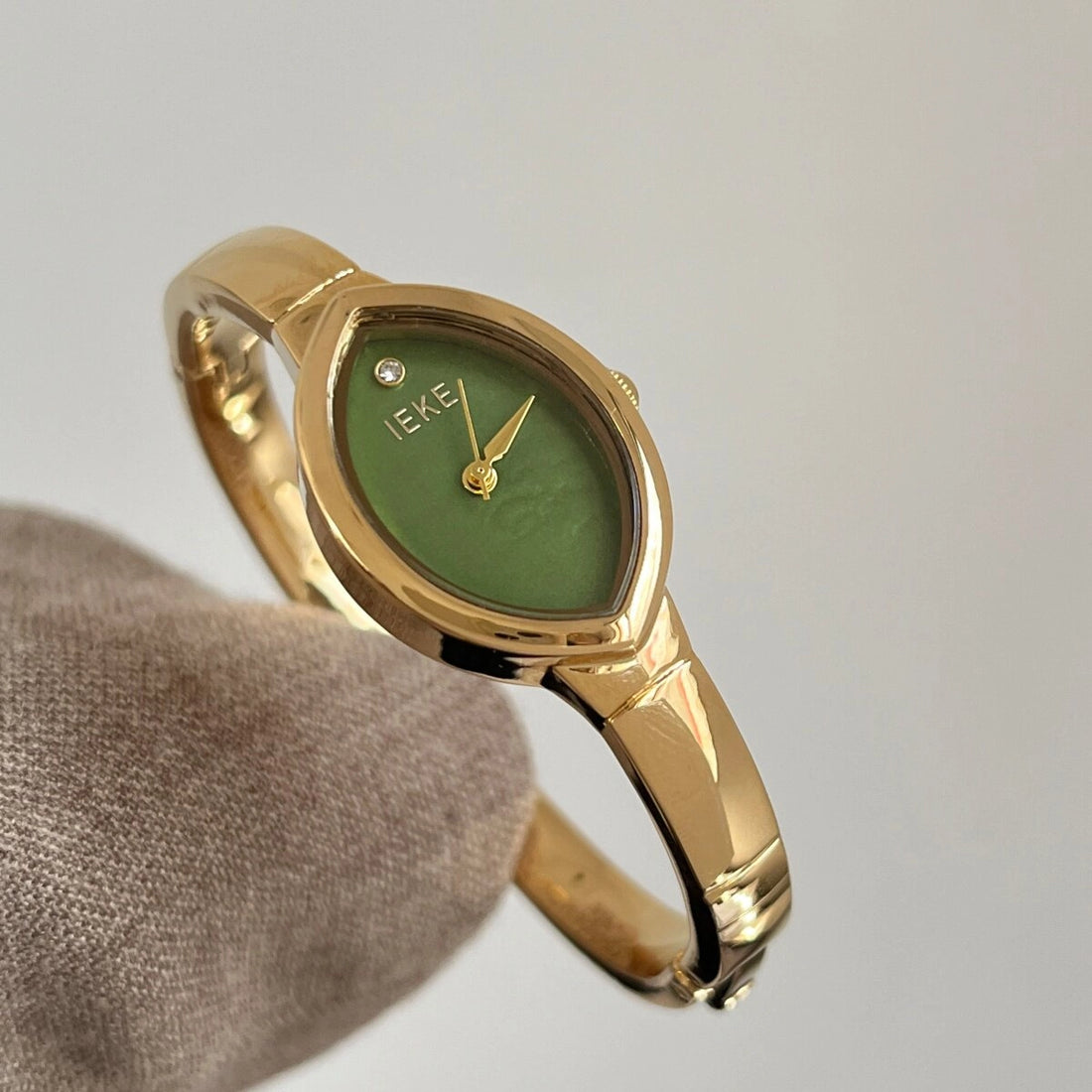 Oval Bracelet Watch with Metal Strap [C9Y54DP8]