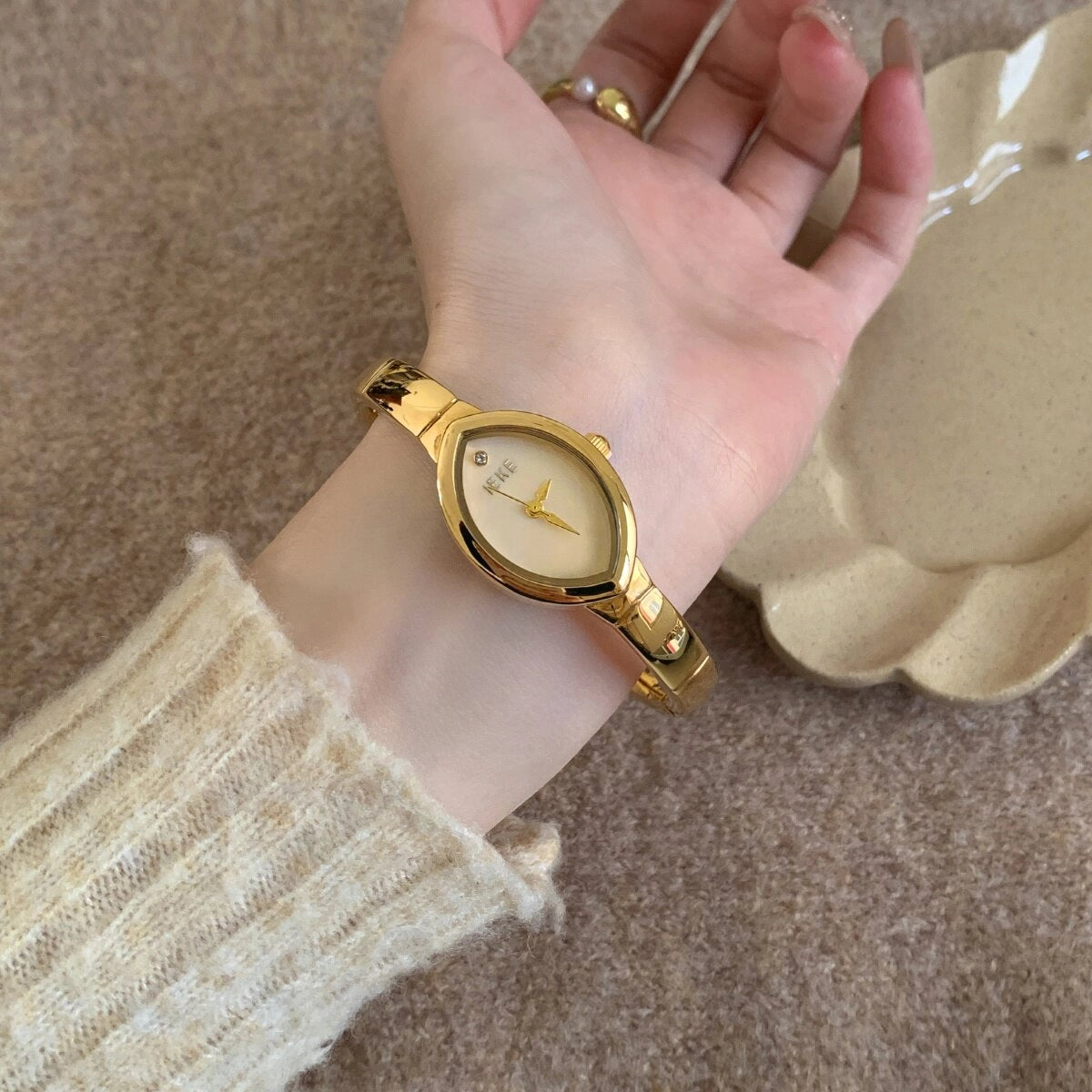 Oval Bracelet Watch with Metal Strap [OIIJSL4X]