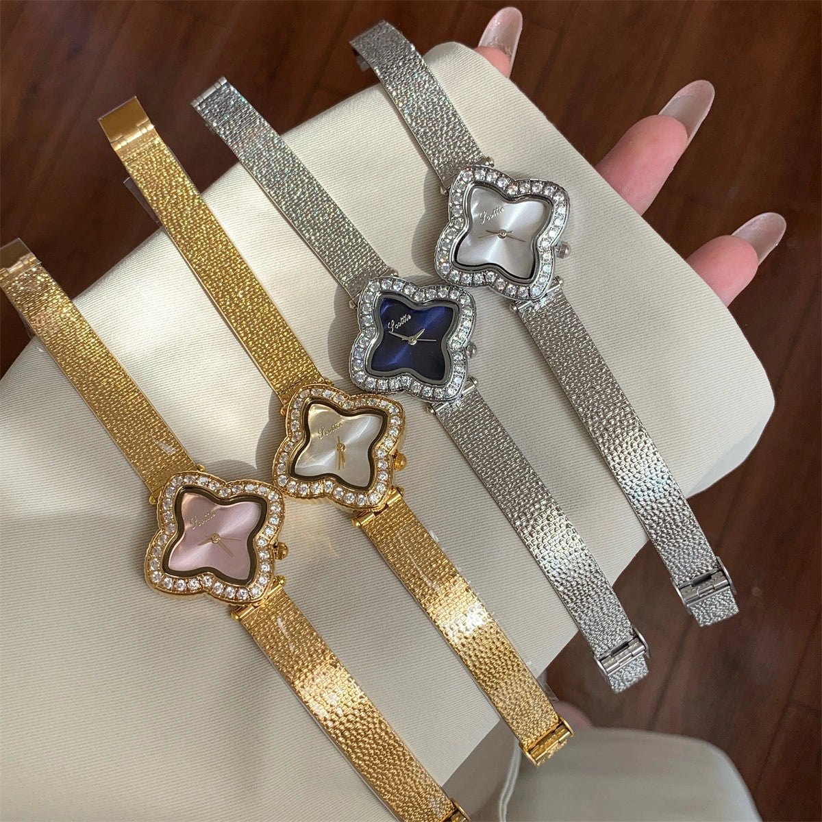 Oval Clover Bracelet Watch [G4X9O8MI]