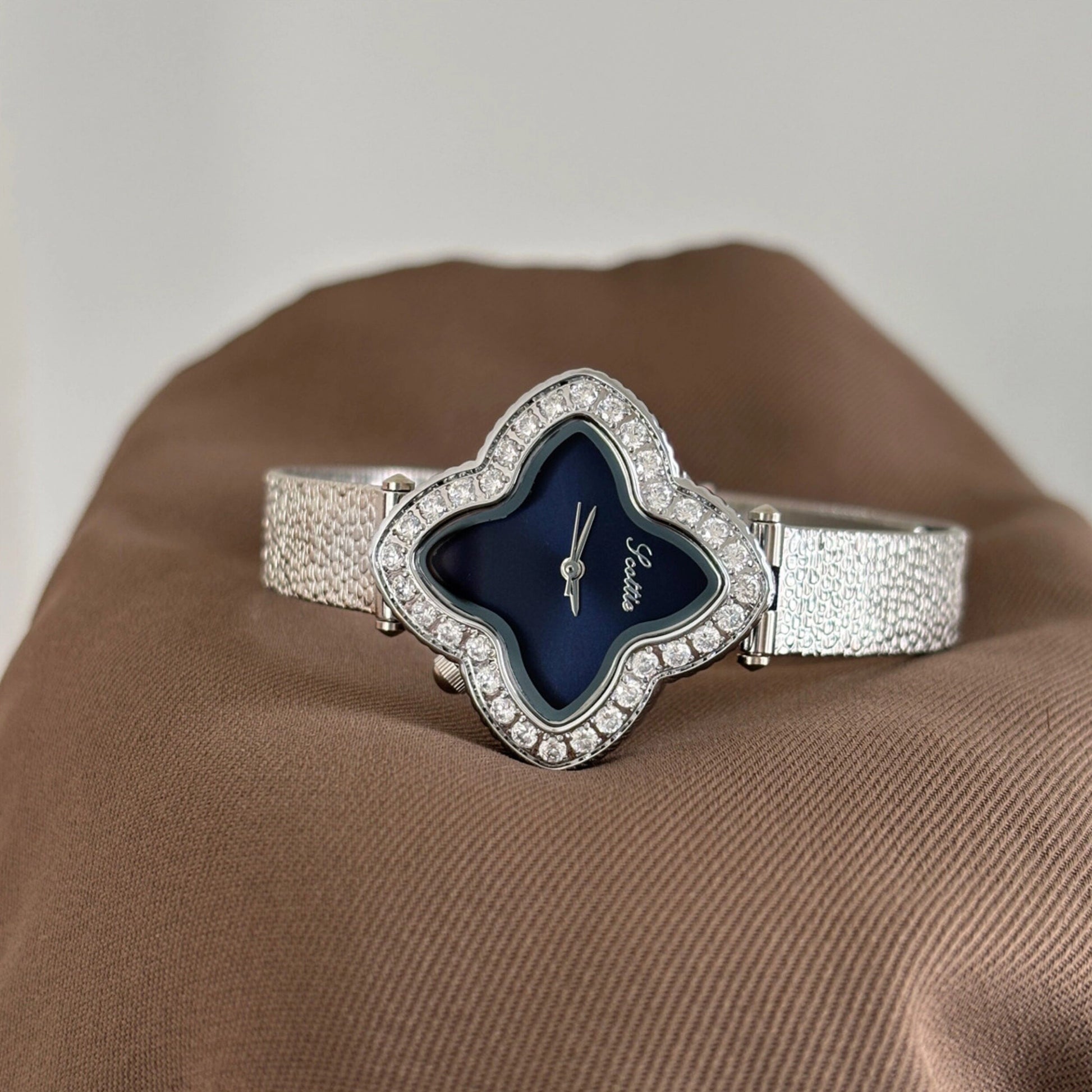 Oval Clover Bracelet Watch [2HUSDJ7P]
