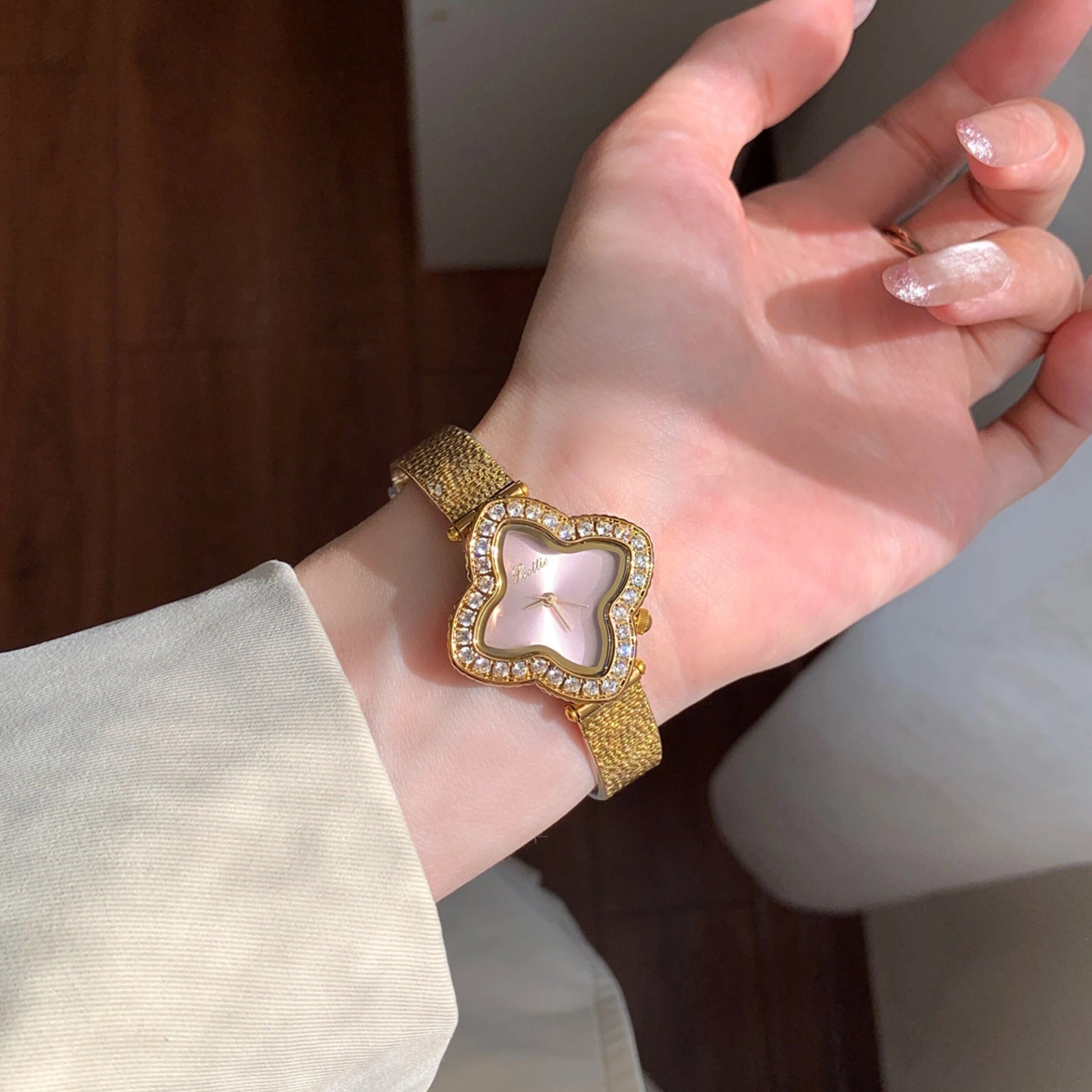 Oval Clover Bracelet Watch [96CPTMXR]