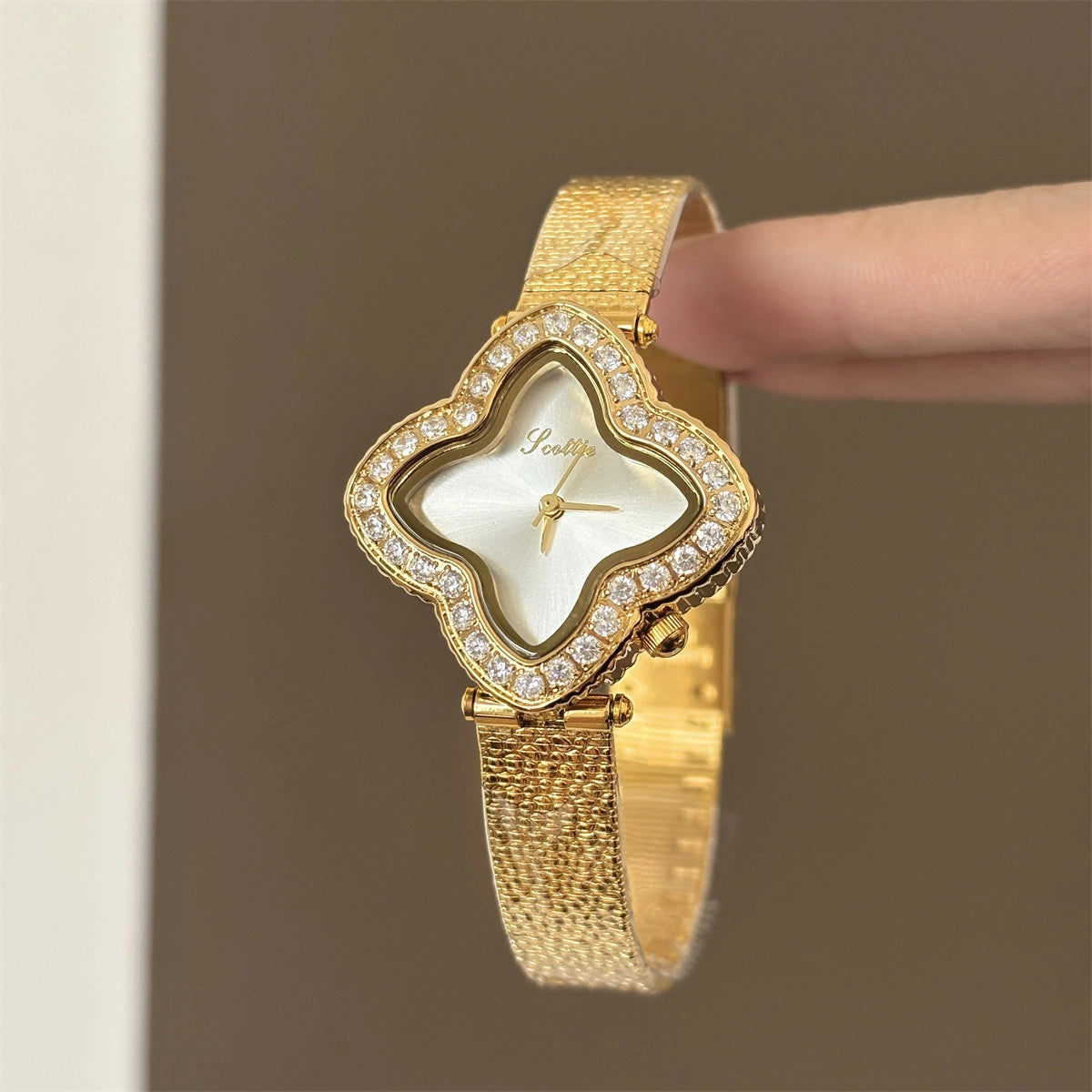 Oval Clover Bracelet Watch [Q9OI4U4V]