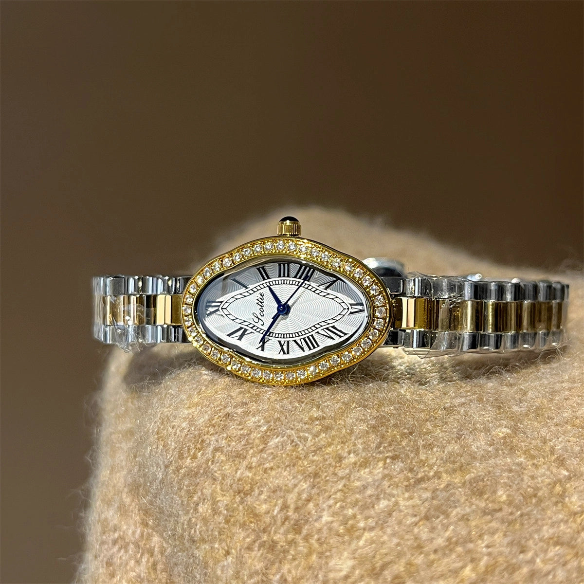 Oval Crystal Embellished Bracelet Watch [UEWOZSBX]