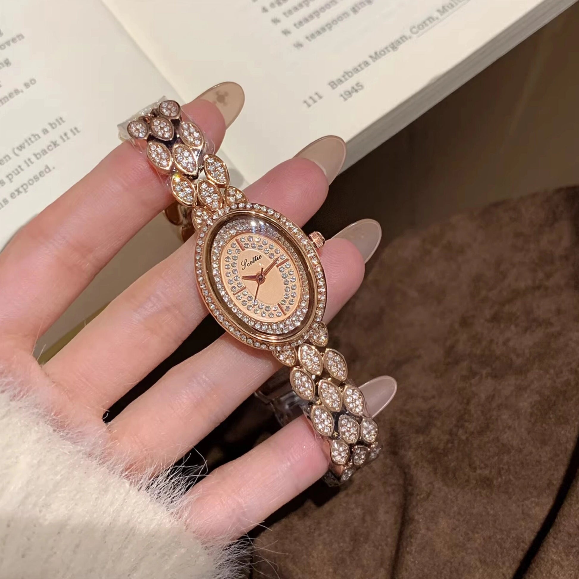Oval Crystal Embellished Bracelet Watch [HAGSG74Q]