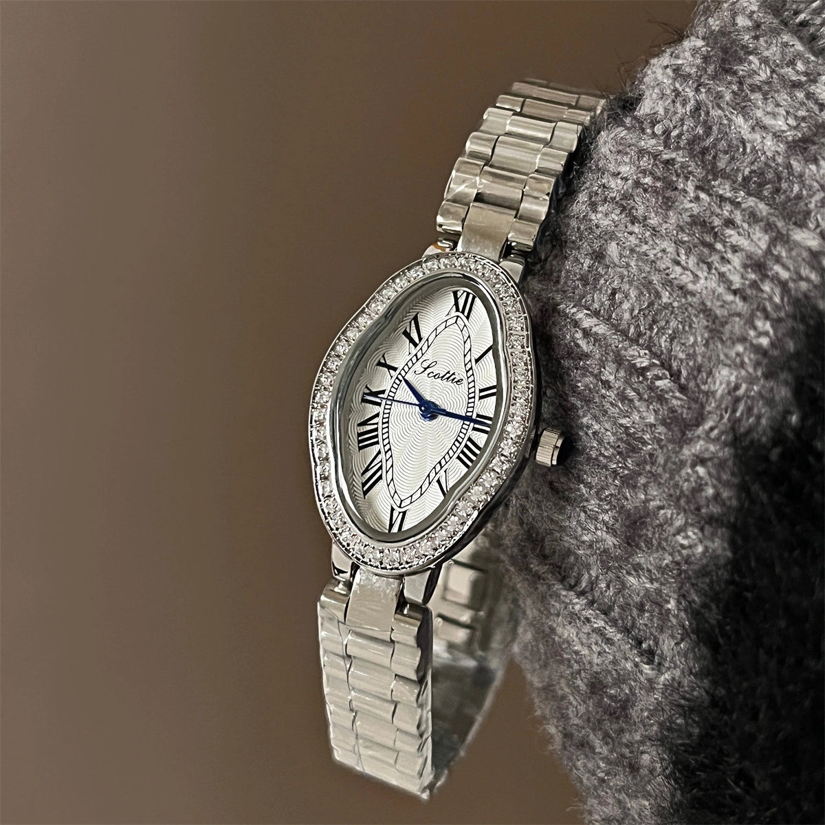 Oval Crystal Embellished Bracelet Watch [H7FUFPHN]