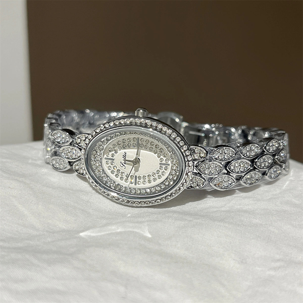 Oval Crystal Embellished Bracelet Watch [IG2DIQIH]
