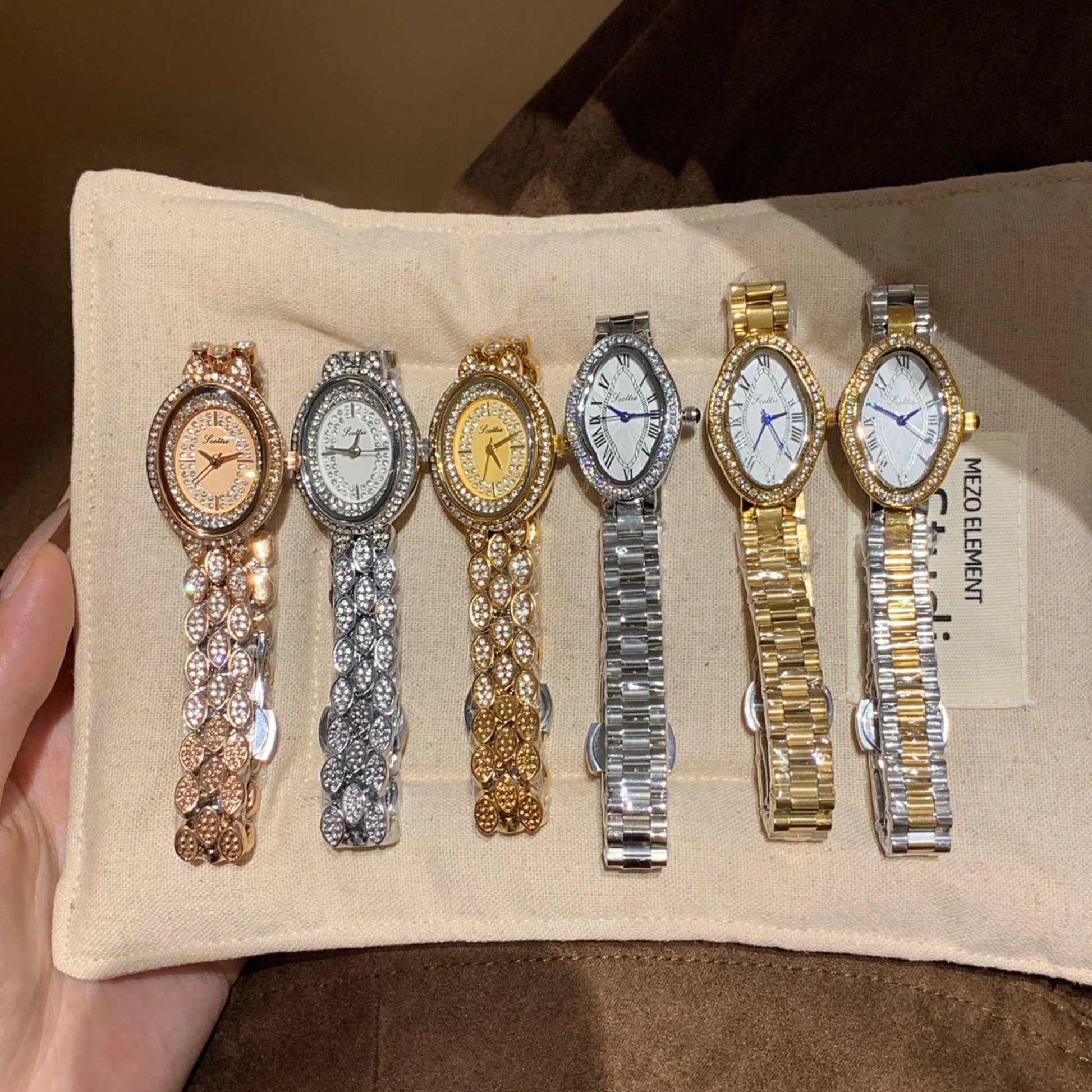 Oval Crystal Embellished Bracelet Watch [210FE7UY]