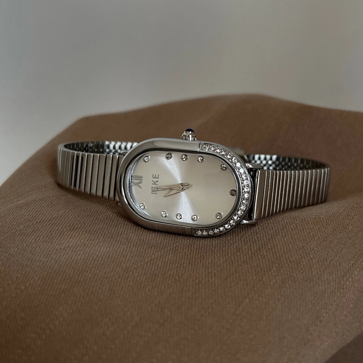 Oval Dial Bracelet Watch [T1ARZY8H]