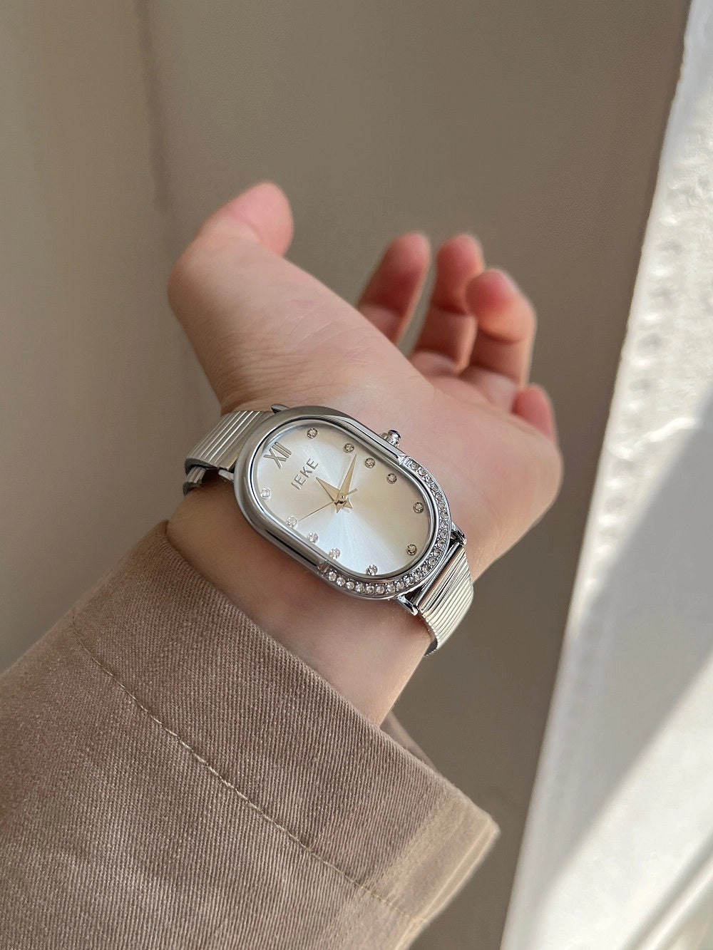 Oval Dial Bracelet Watch [WXODO8SF]