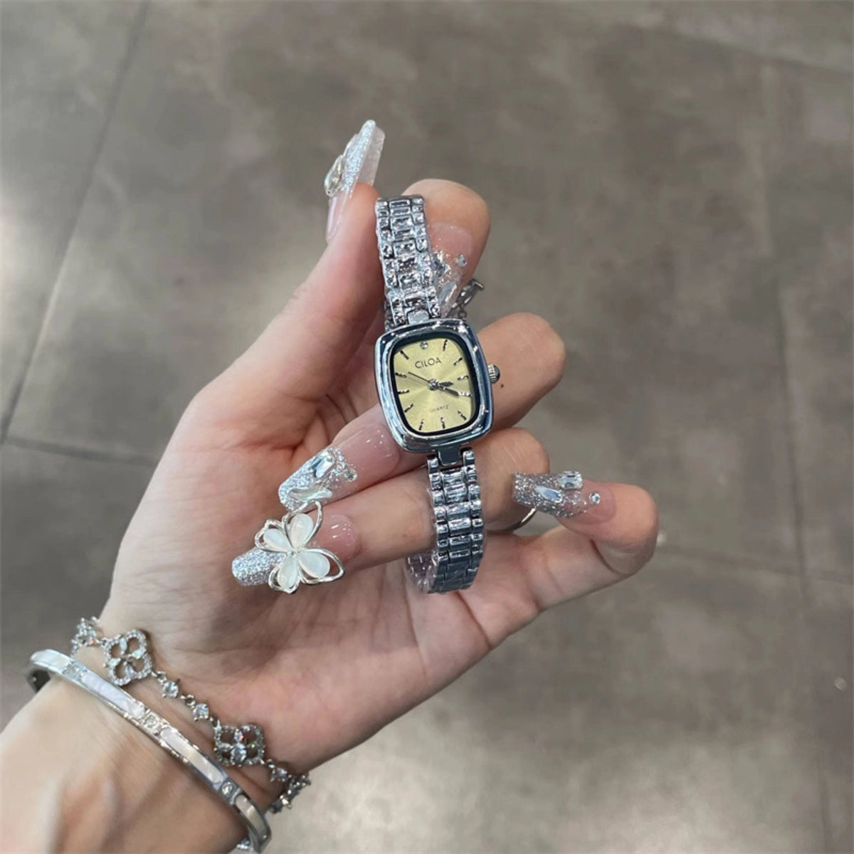 Oval Dial Bracelet Watch [U4M8S6WN]