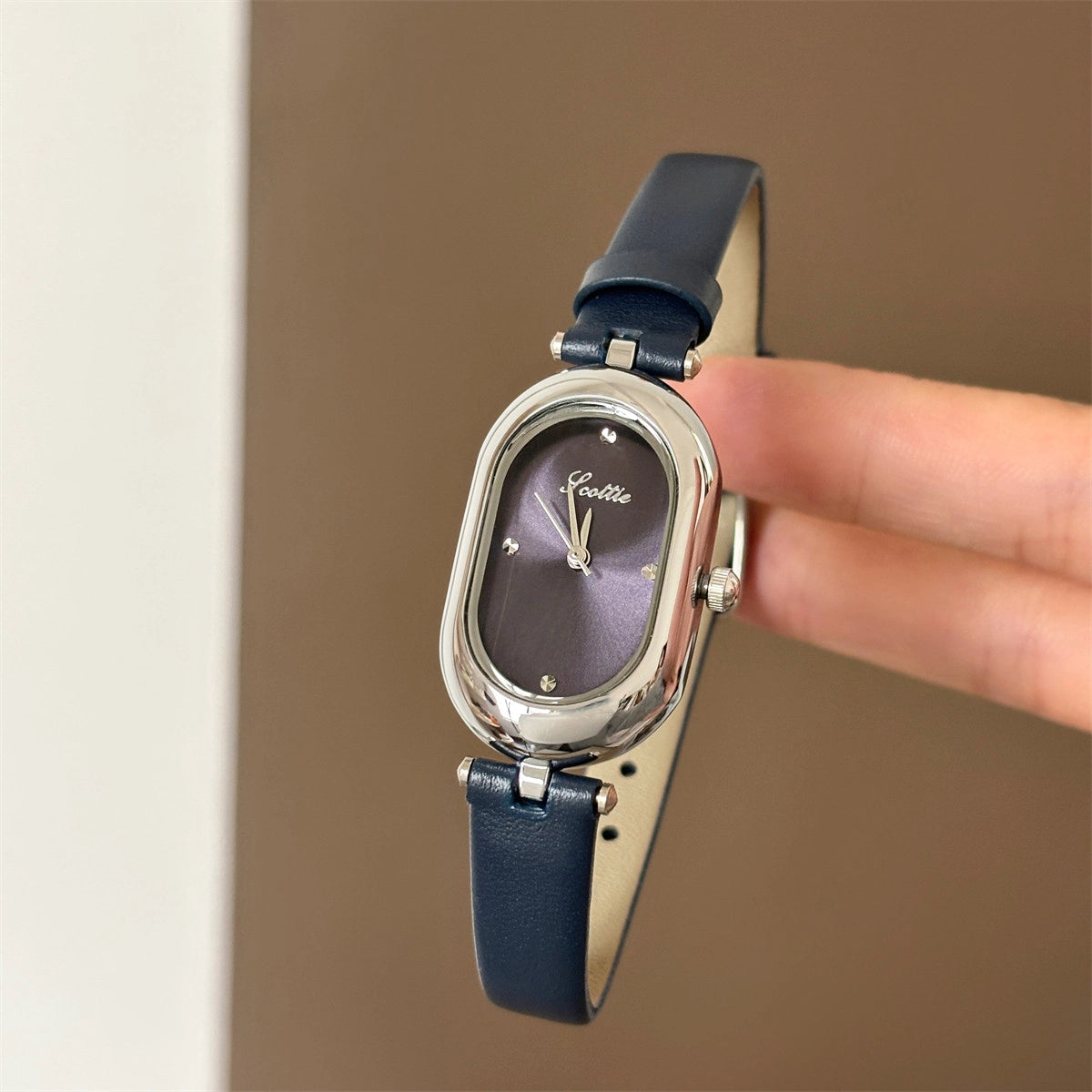 Oval Dial Leather Strap Watch [QHK9C6HD]
