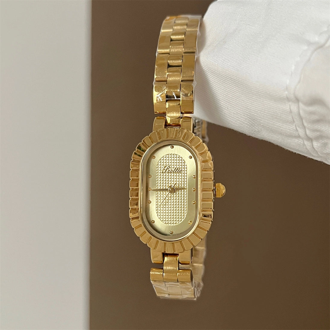 Oval Dial Minimalist Bracelet Watch [NAC36U7B]