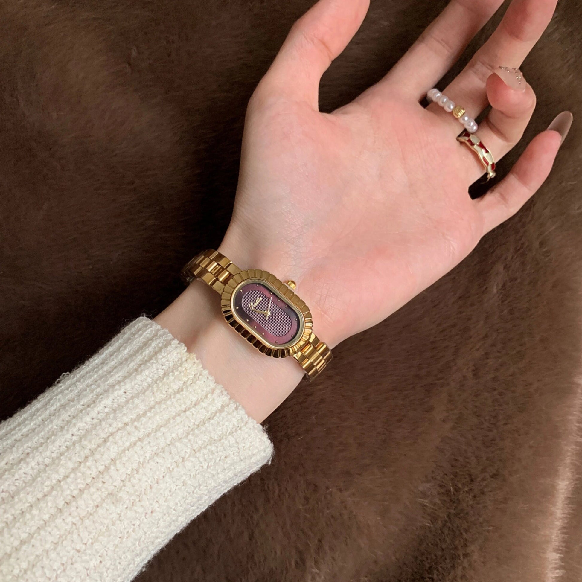 Oval Dial Minimalist Bracelet Watch [XKLC1Q61]