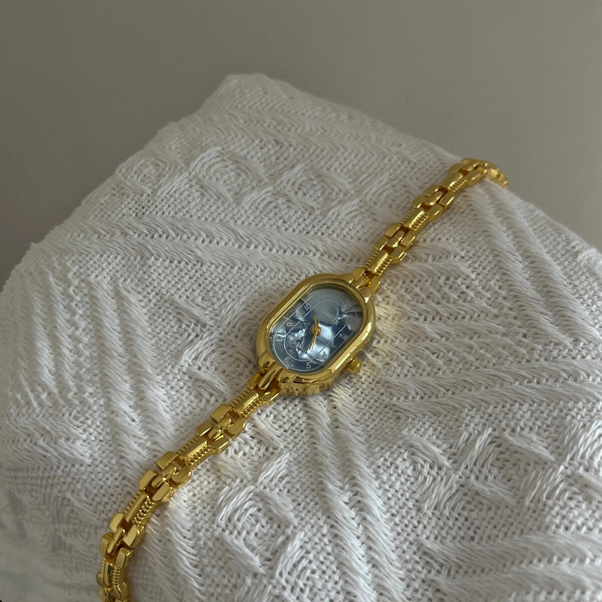 Oval Mother-of-Pearl Bracelet Watch [8DJJXXEB]