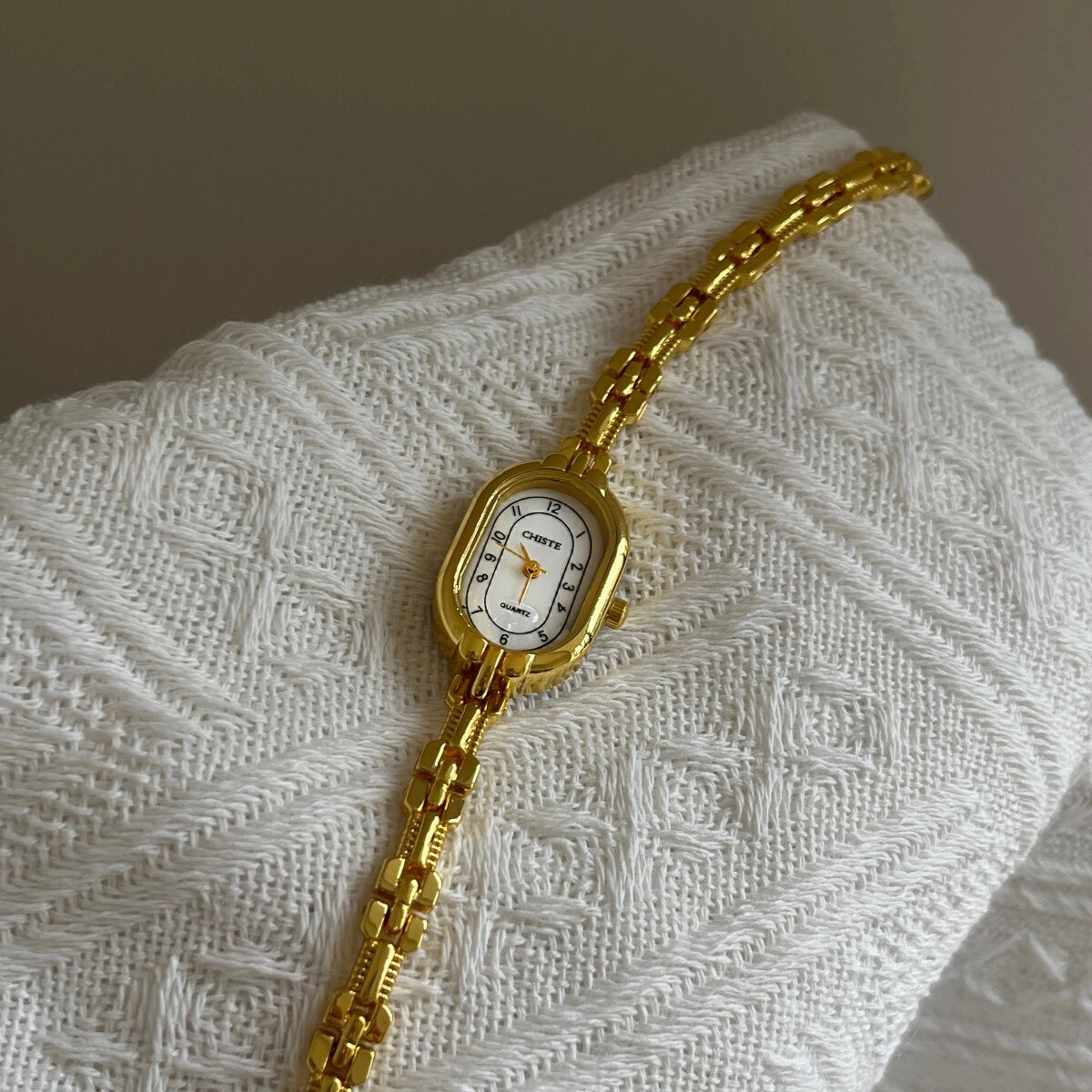 Oval Mother-of-Pearl Bracelet Watch [7PIDFO69]