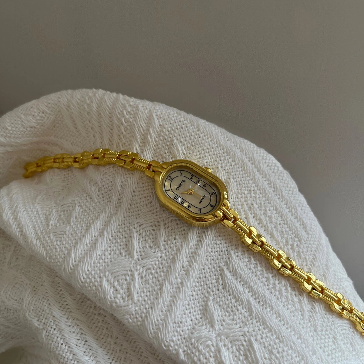 Oval Mother-of-Pearl Bracelet Watch [J934HEHC]