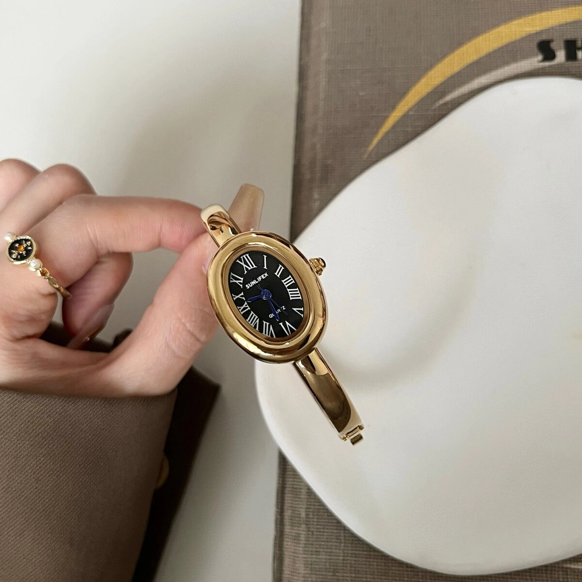 Oval Vintage Gold Bracelet Watch [9VF556OV]