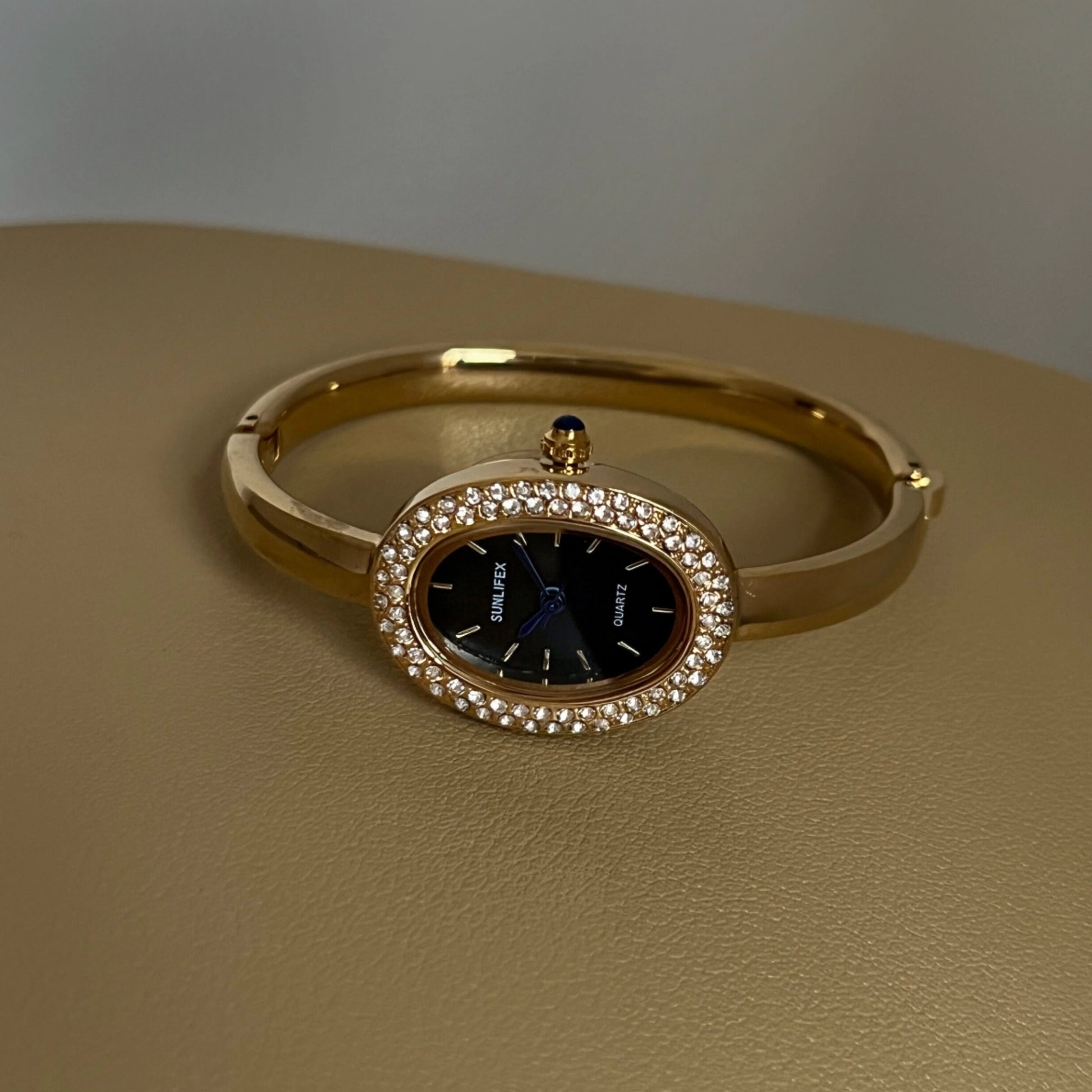 Oval Vintage Gold Bracelet Watch [TZB5FBZI]