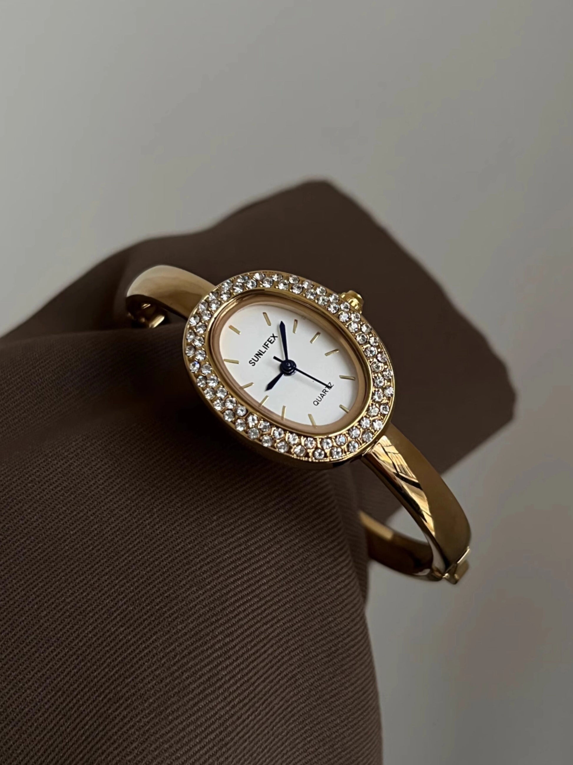 Oval Vintage Gold Bracelet Watch [VJRTOMXQ]
