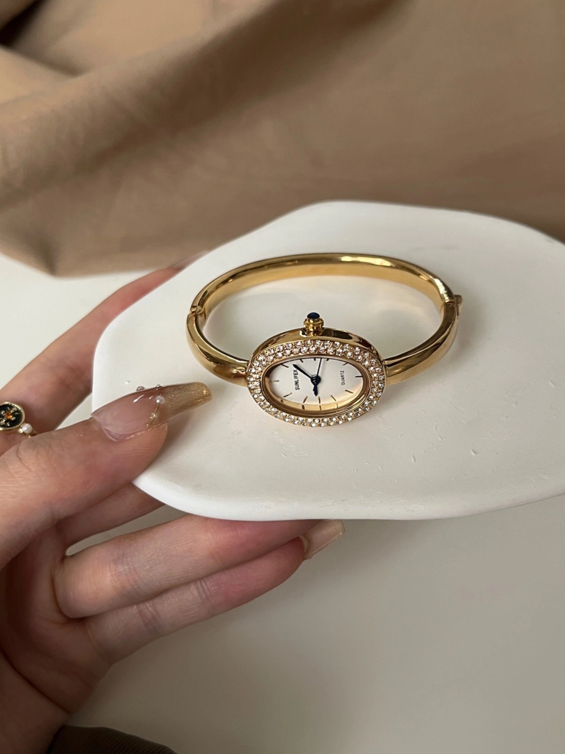 Oval Vintage Gold Bracelet Watch [RLQL6TAM]